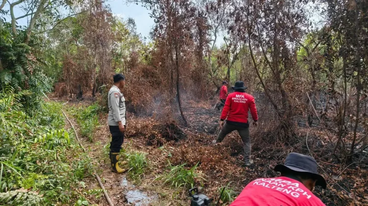 Polsek Sabangau Padamkan Karhutla Jalan Mahir Mahar