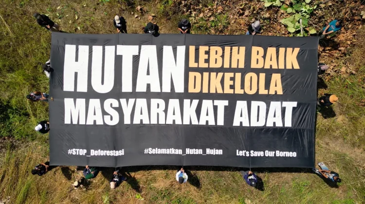 Hari Masyarakat Adat Sedunia, Warga Desa Tongka Bentangkan Spanduk Aspirasi