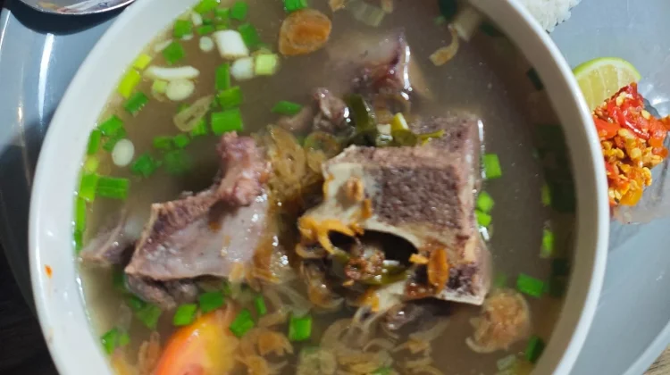 Sop Iga, Kuah Gurih Hangat yang Selalu Menggoda