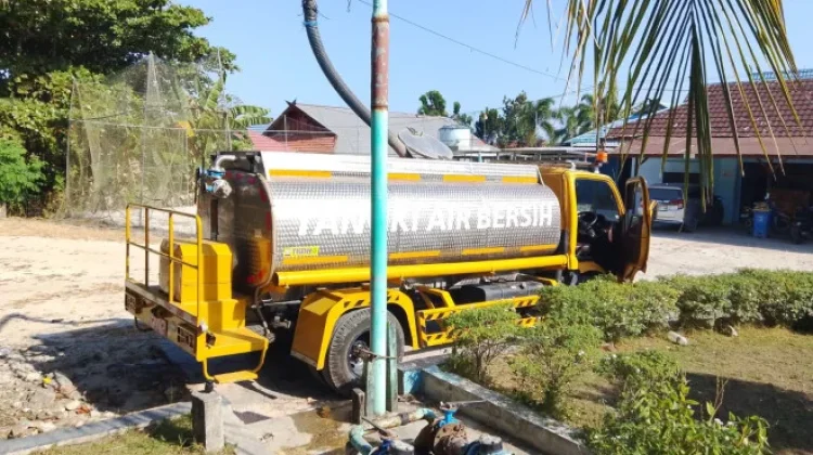 Terdampak Kekeringan, Dinas PUPR Kobar Salurkan Air Bersih ke Warga Desa Natai Baru