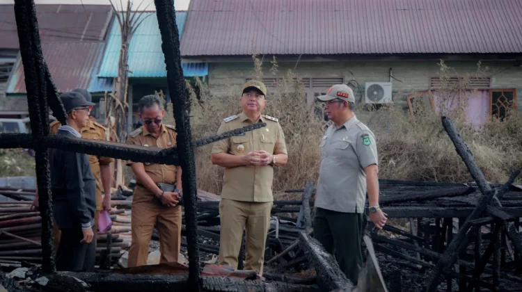 Wabup Kapuas Tinjau dan Salurkan Bantuan bagi Korban Kebakaran Palingkau Lama