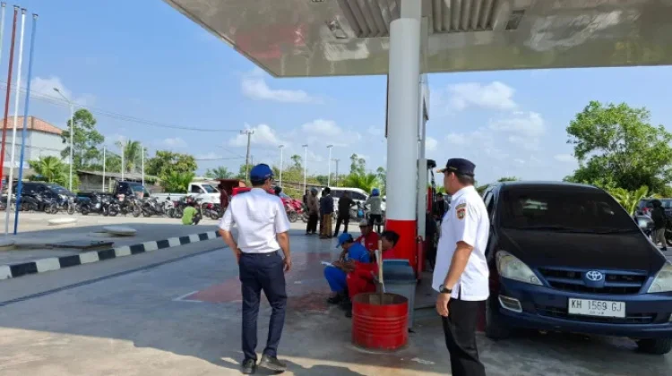 Dishub Kobar Tertibkan Antrean Kendaraan di SPBU Bundaran Tudung Saji