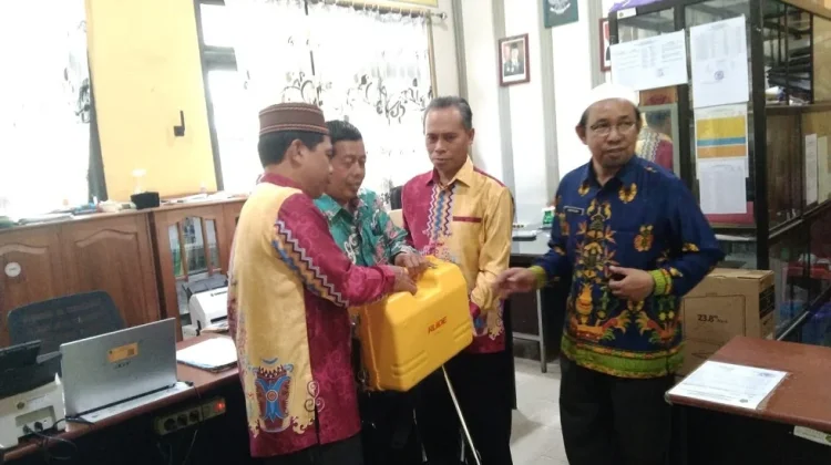 Kemenag Kapuas Serahkan Alat Kalibrasi Arah Kiblat ke KUA Kecamatan