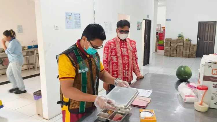 Dokkes Polresta Palangka Raya Uji Sampel Makanan sebelum Disantap