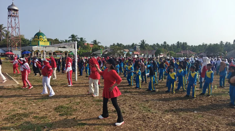 Jalan Sehat Meriahkan HUT ke-81 RI Pulau Hanaut