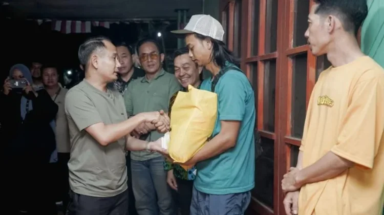 Pemko Palangka Raya Menyalurkan Bantuan Kepada Korban Kebakaran Mendawai