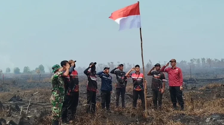 Hari Kemerdekaan ke 81 RI, Merah Putih Berkibar di Lahan Gambut Terbakar