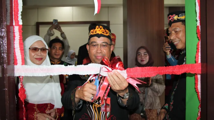 Perkuat Ekonomi ASN, Kakanwil Kemenag Kalteng Resmikan Toko DWP Siti Khadijah