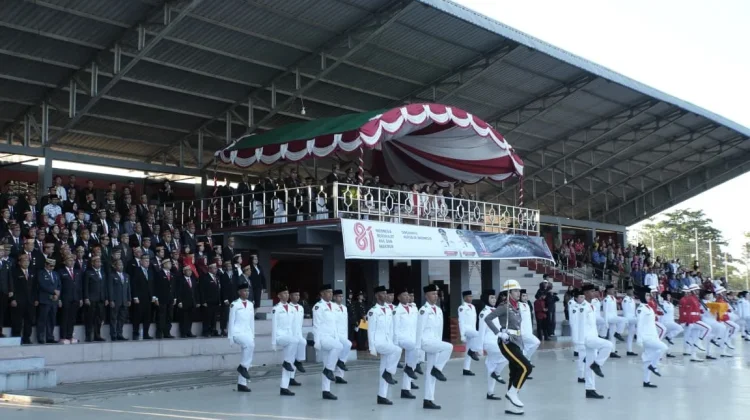 Bentuk Formasi "RI 81", Paskibraka Kapuas Tuntaskan Upacara Penurunan Bendera
