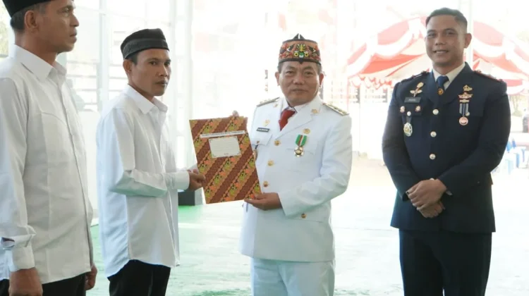 Peringati HUT ke-81 RI, Bupati Kapuas Serahkan Remisi dan Bantuan Ambulans