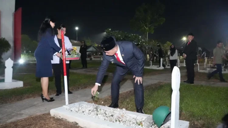 Khidmat, Pemkab Kapuas Gelar Renungan Suci dan Tabur Bunga di TMP Kencana