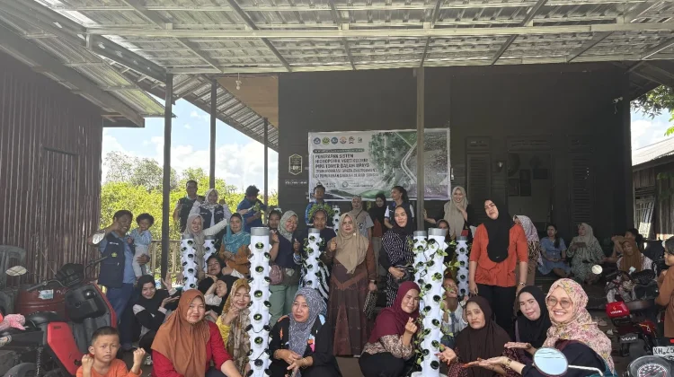 Dosen UPR Sukses Terapkan Sistem Hidroponik Vertikultur Pipa Tower di Pahandut