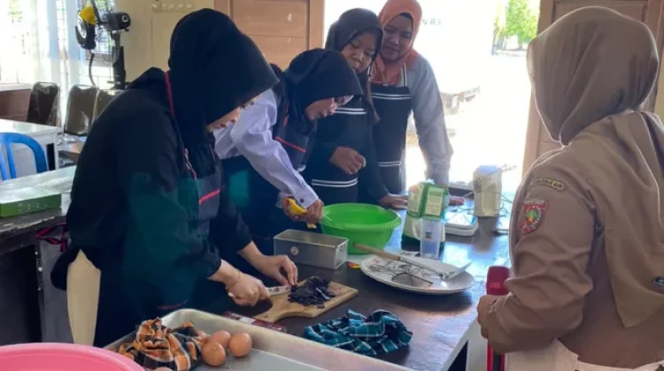 Buka Pelatihan MTU di Kolam, Disnakertrans Kobar Latih Warga Buat Roti dan Kue