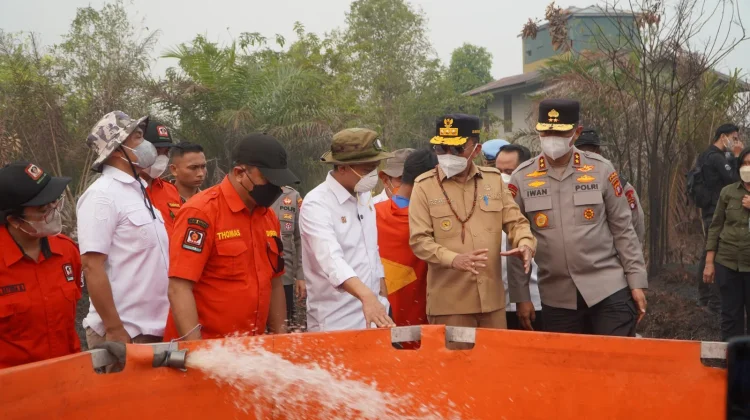 Kapolda Kalteng Dampingi Menteri Kehutanan Tinjau Lokasi Karhutla