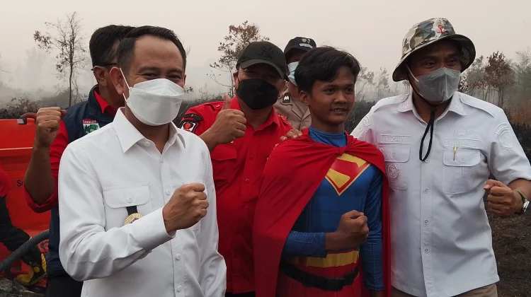Relawan Karhutla Berkostum Superman Mendapat Apresiasi dari Presiden