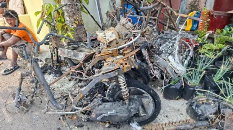 Diduga Korsleting, Satu Rumah dan 3 Motor di Pasir Panjang Ludes Terbakar