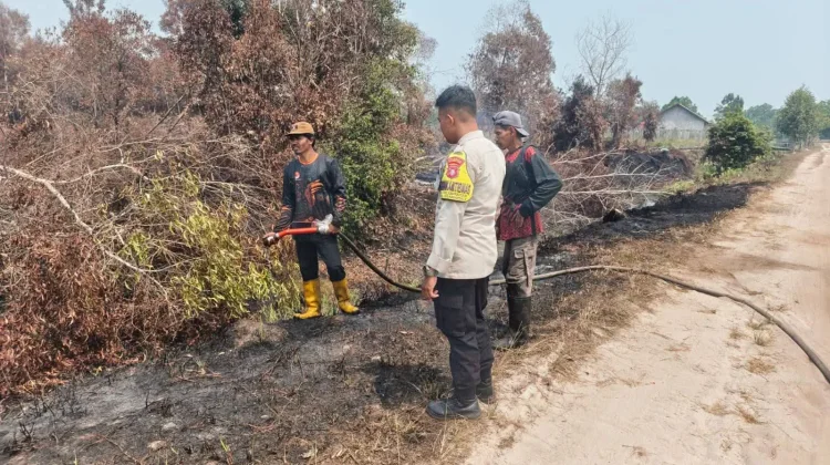 Lahan Gambut Kembali Berasap, Polsek Sabangau Gerak Cepat Padamkan Api