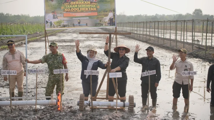 Asisten II Kapuas Hadiri Gerakan Tanam Serempak di Sei Pasah