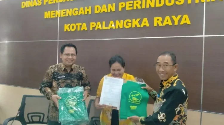 Puluhan UMKM Mendapat Bantuan 1.000 Kantong Non Plastik
