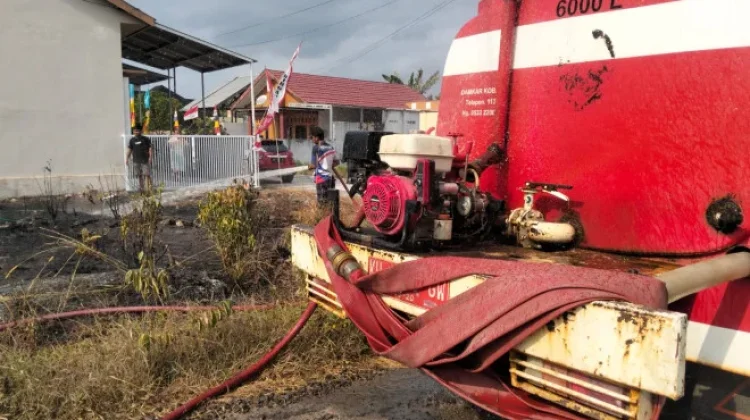 Lahan Terbakar akibat Sampah, Damkar Kobar Ingatkan Warga