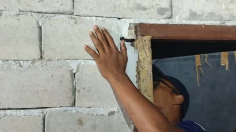 Ular Sanca Sembunyi di Pintu Kamar Mandi Warga, Damkar Kobar Turun Tangan