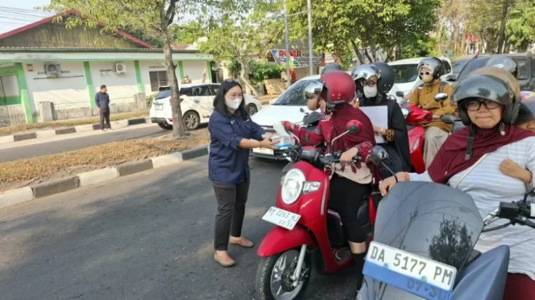 Kabut Asap Pekat, DLH Palangka Raya Bagikan Ribuan Masker