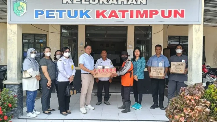 Universitas Terbuka Salurkan Bantuan Kepada Relawan Pemadam Karhutla