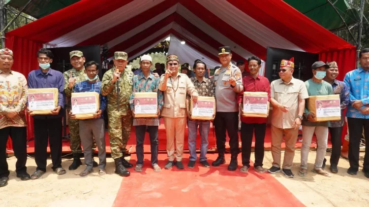 Gubernur Kalteng Salurkan 250 Paket Sembako Melalui Pasar Murah di Balai Riam