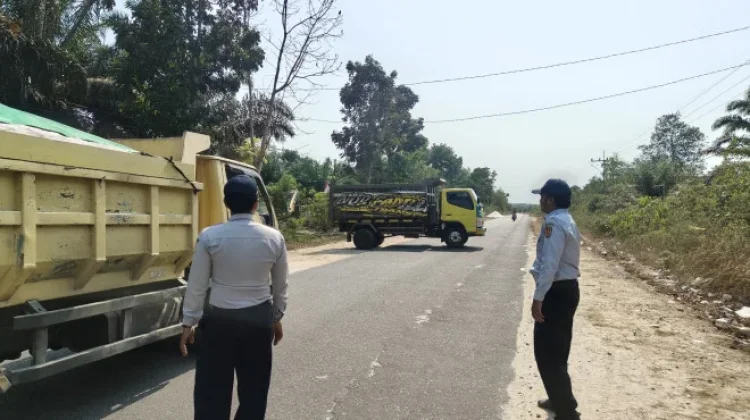 Jaga Kenyamanan Jalan, Dishub Kobar Awasi Truk Pasir di Kumpai Batu Atas
