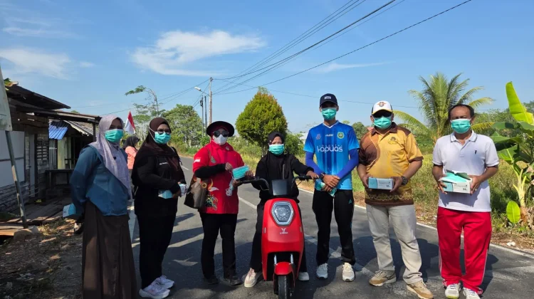 Camat Bataguh Bagikan Masker, Warga Diimbau Waspadai Kualitas Udara
