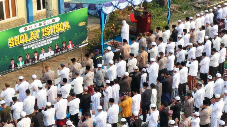 Bupati Kapuas dan Ribuan Warga Sholat Istisqa Minta Hujan