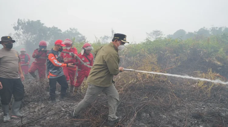 Bupati Barito Utara Turut Terlibat Pemadaman Karhutla Desa Trahean
