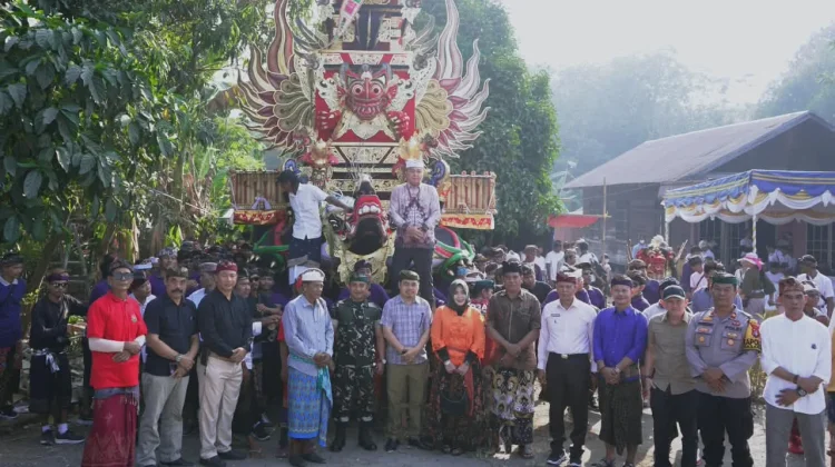 Wabup Kapuas Lepas Bade Ngaben Massal Banjar Merta di Desa Batu Nindan
