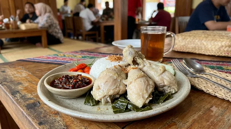 Rahasia Olahan Ayam Pop khas Minang: Daging Juicy Berpadu Sambal Lado Tanak