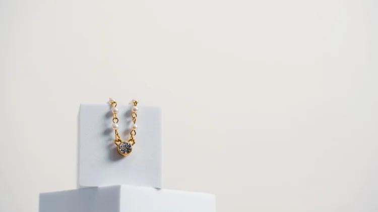 Ternyata Kalung Punya Pengaruh pada Tampilan Garis Leher