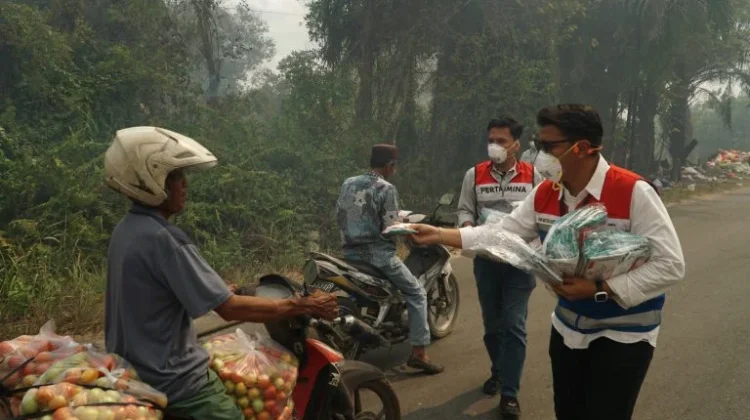 Kualitas Udara Tidak Sehat, Pertamina Bagikan Ribuan Masker