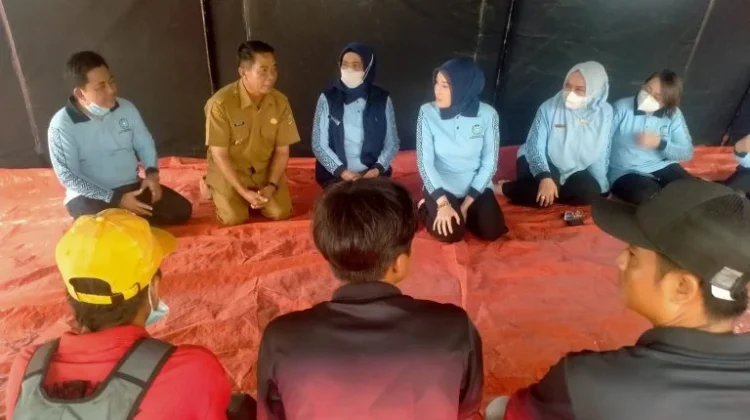 TP PKK Kalteng Salurkan Bantuan Kepada Relawan Pemadam Karhutla di Petuk Katimpun