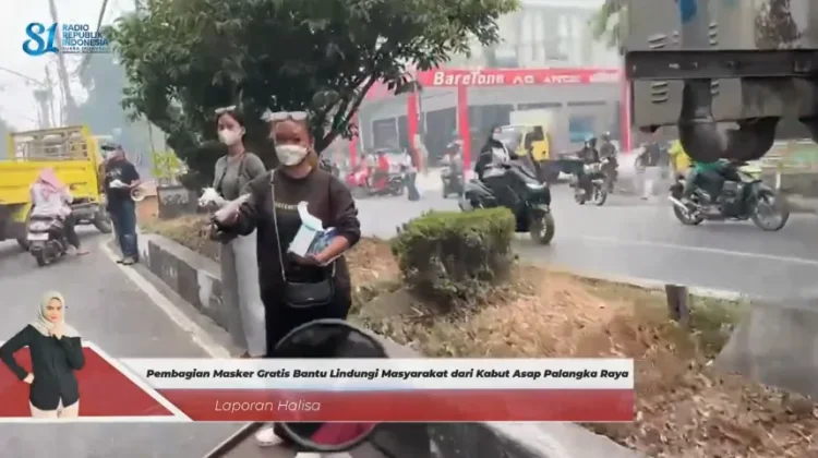 Kabut Asap, Warga Turun Bagikan Masker dan Vitamin kepada Sesama Warga