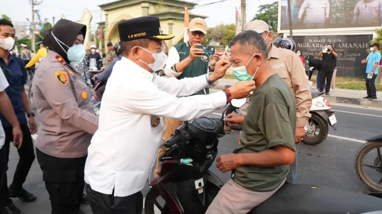 Antisipasi Dampak Kabut Asap dan ISPA, Bupati Kapuas Bagikan Masker Gratis