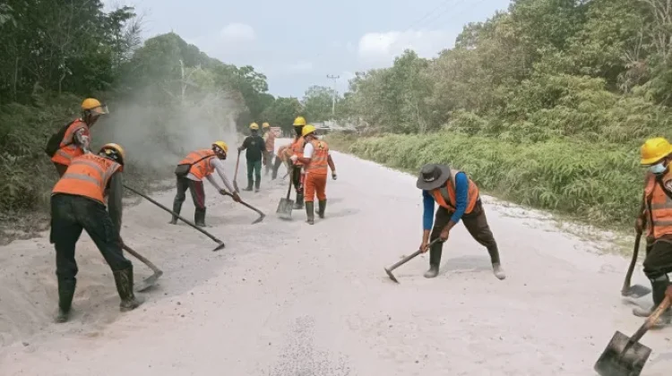 Satgas DPUPR Kobar Bersihkan Tumpukan Pasir di Ruas Kubu – Teluk Bogam