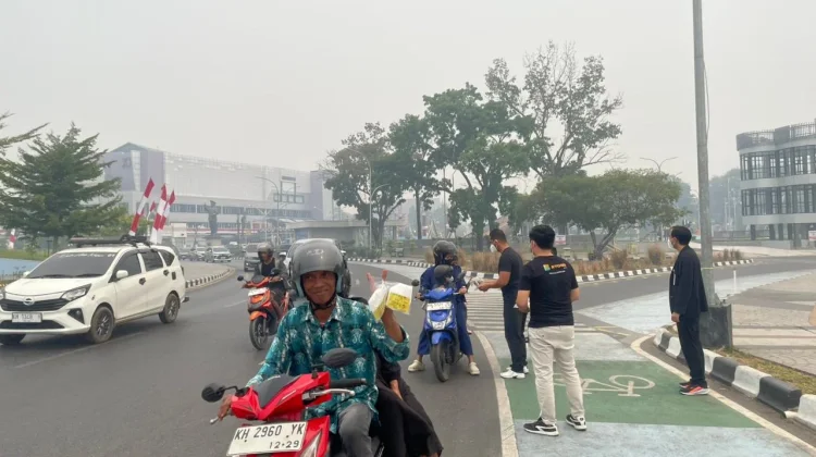 BSI Palangka Raya Bagikan Masker Gratis di Tengah Kabut Asap