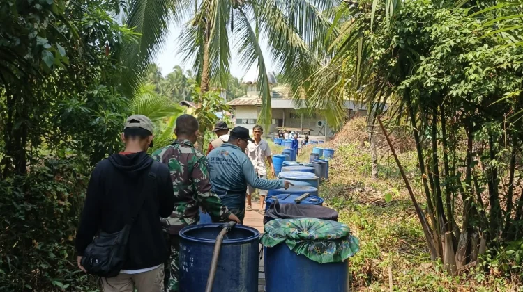 Kecamatan Pulau Hanaut Distribusikan Air Bersih