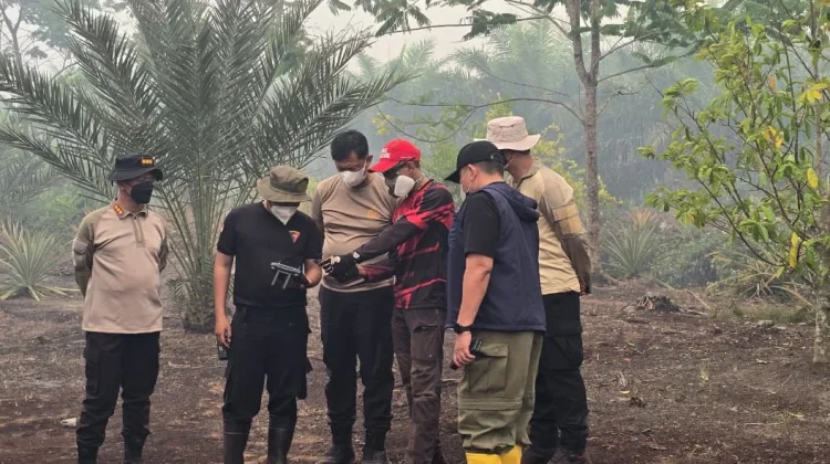 Kapolda Kalteng Terjun ke Lokasi Pemadaman Karhutla di Lahan Gambut