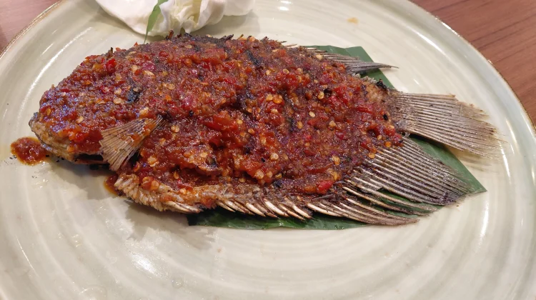 Gurami Bakar Sambal Cabai Pedas, Gurihnya Ikan Bertemu Sensasi Pedas