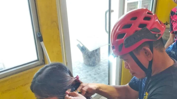 Warga Pangkalan Bun Minta Tolong Damkar Lepas Anting Macet, Selesai dalam 10 Menit