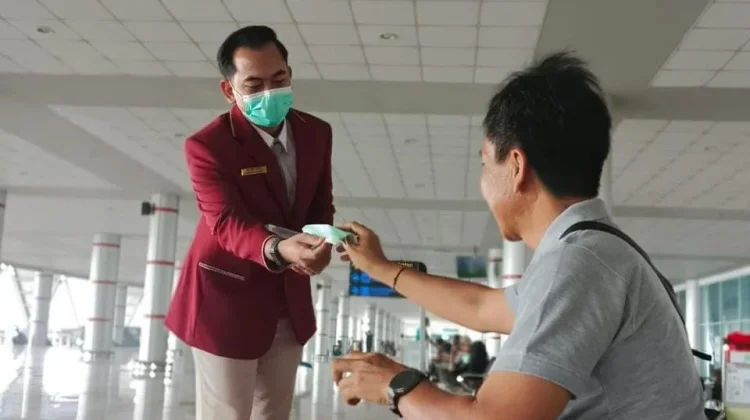 Dampak Kabut Asap, Pengelola Bandara Tjilik Riwut Bagikan Masker Gratis