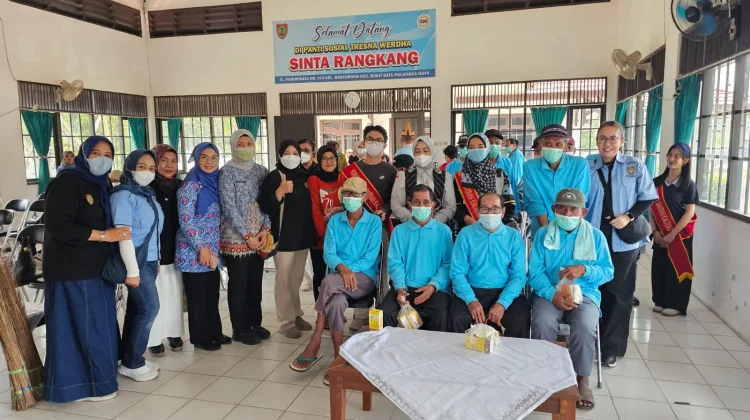 Forum Puspa Kalteng Peduli Salurkan Bantuan ke Panti Jompo dan Relawan