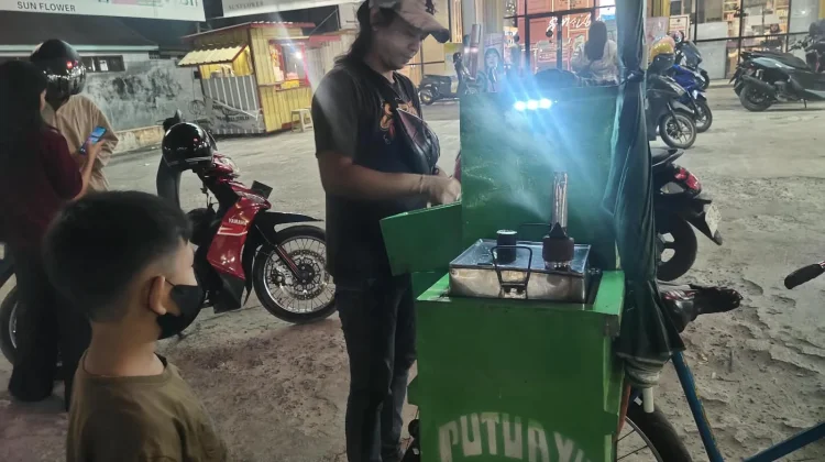 Tetap Berjualan ditengah Kabut Asap, Pedagang Putu Ayu Jaga Asa Ekonomi Keluarga