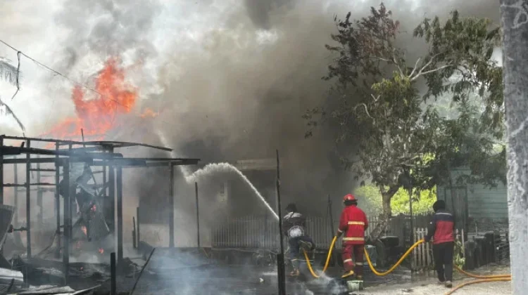Kebakaran di Gang Junju Pangkalan Bun Hanguskan 3 Rumah & Warung