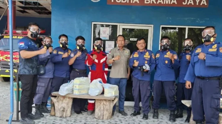 DPR RI Serahkan Bantuan APD Karhutla untuk Damkar Kobar